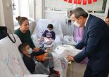 Başkan Batur’dan Çocuklara Moral Ziyareti
